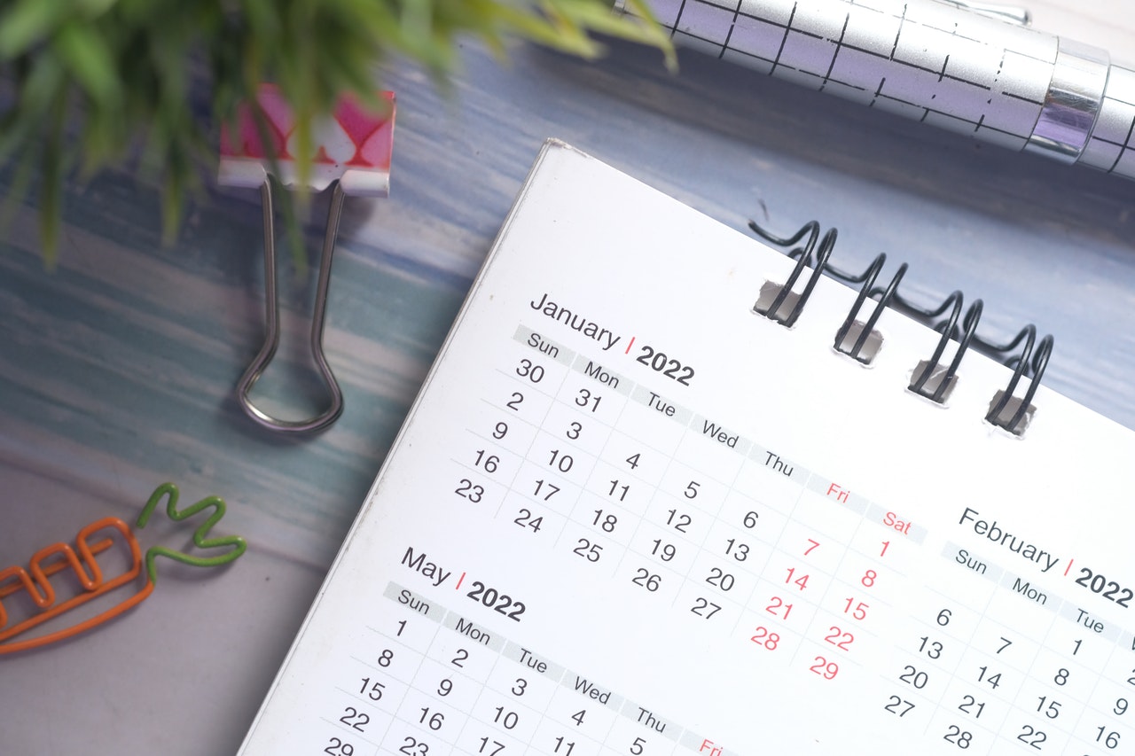 Desk with bulldog clips and 2022 calendar as a concept image for target setting and goal setting for 2022